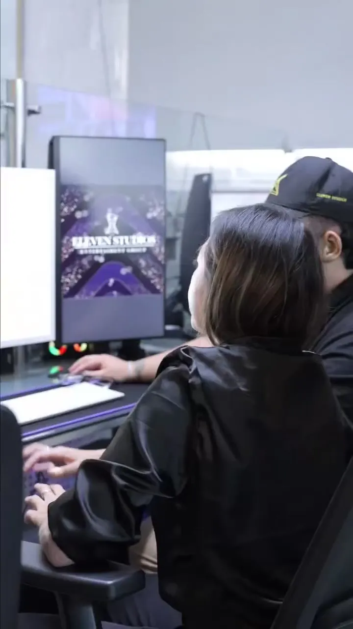 Monitores trabajando frente a sus pantallas