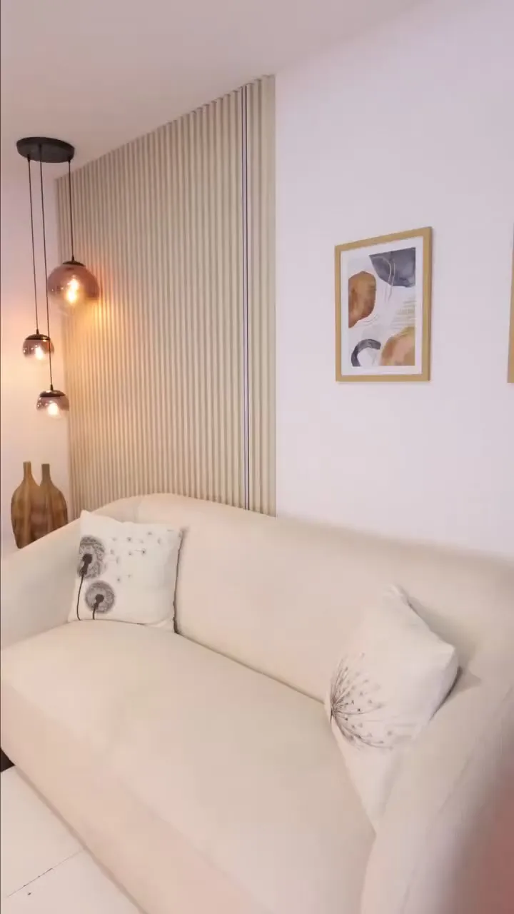 Sala con sofá y lámparas colgantes de vidrio